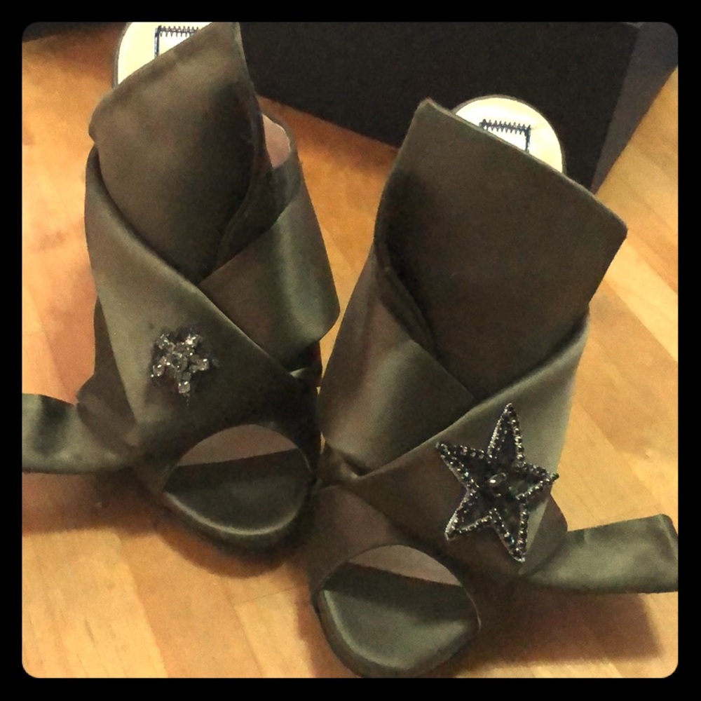 N21 satin bow heels